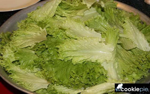 Закуска из листьев салата (латук, дубачик) с сыром