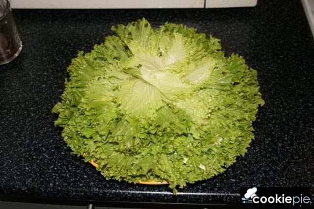 Закуска из листьев салата (латук, дубачик) с сыром