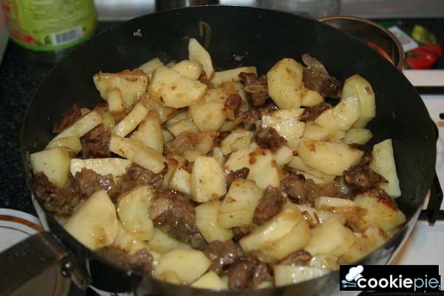 Горячая сковородка из баранины с картофелем