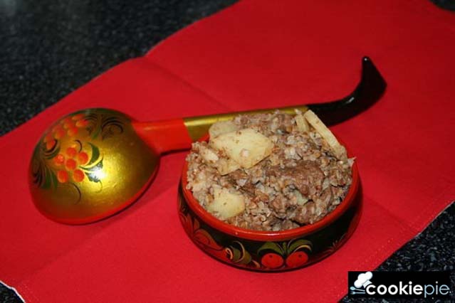 Картофель с говядиной и гречневой кашей в одном блюде