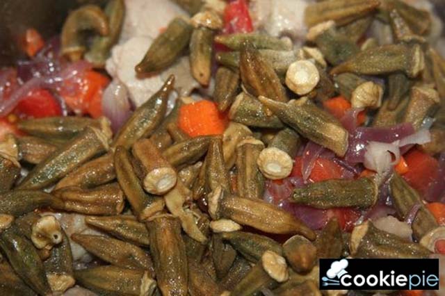 Бамия с курицей и овощами