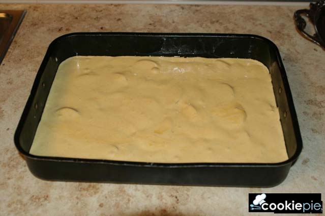 Шарлотка с летними яблоками
