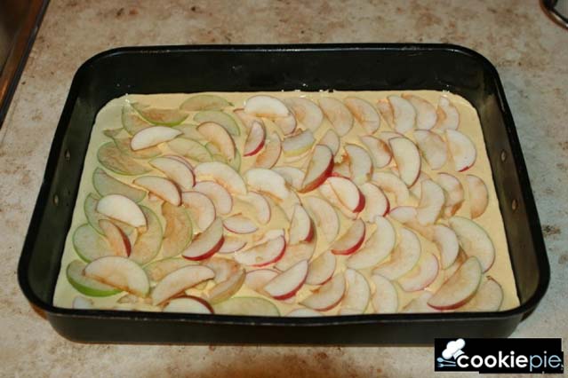 Шарлотка с летними яблоками