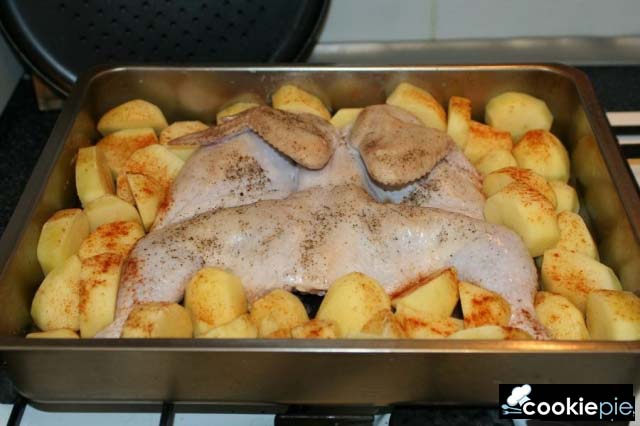 Цыплёнок печёный с молодым картофелем