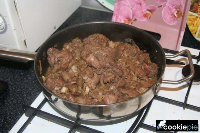 Тушеная куриная печень и сердце