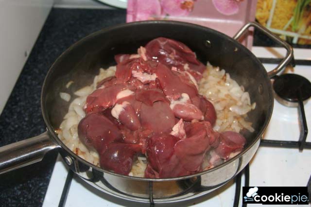 Тушеная куриная печень и сердце