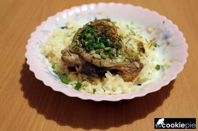 Жареные куриные бёдрышки с рисом