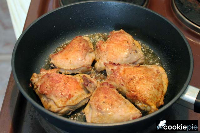 Жареные куриные бёдрышки с рисом