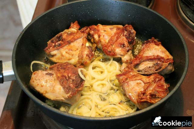 Жареные куриные бёдрышки с рисом