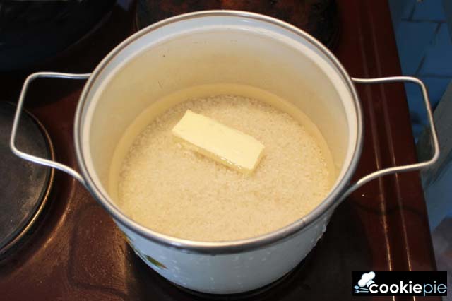 Жареные куриные бёдрышки с рисом