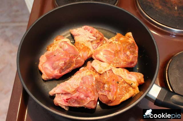 Жареные куриные бёдрышки с рисом