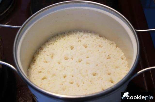 Жареные куриные бёдрышки с рисом