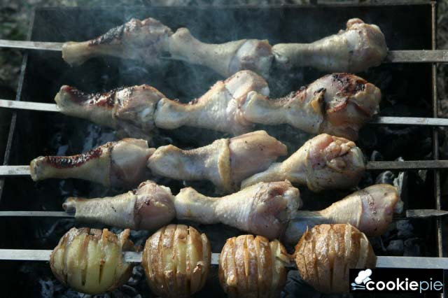 Шашлык из куриных ножек и печёный на мангале картофель