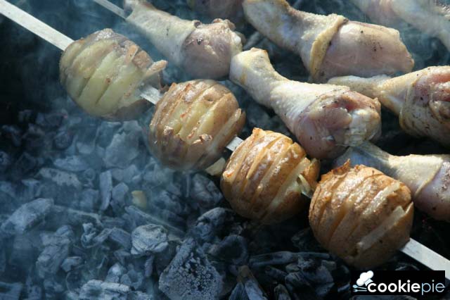 Шашлык из куриных ножек и печёный на мангале картофель