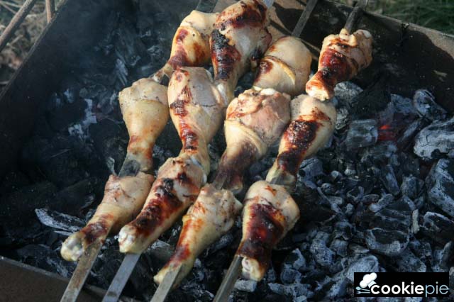 Шашлык из куриных ножек и печёный на мангале картофель