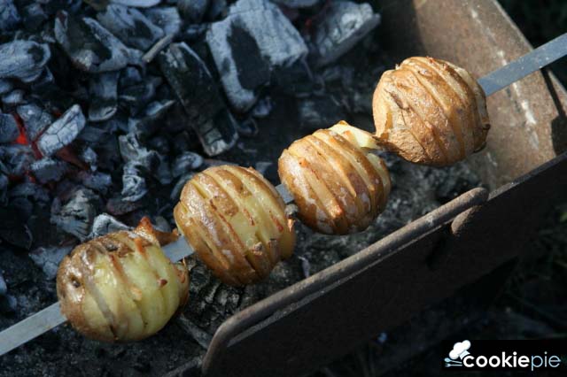 Шашлык из куриных ножек и печёный на мангале картофель