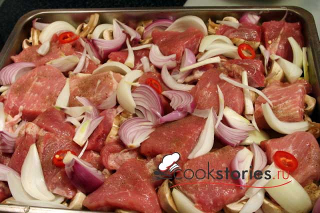 Свинина печёная в духовке с брокколи и грибами