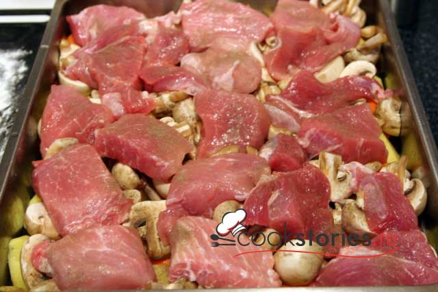 Свинина печёная в духовке с брокколи и грибами