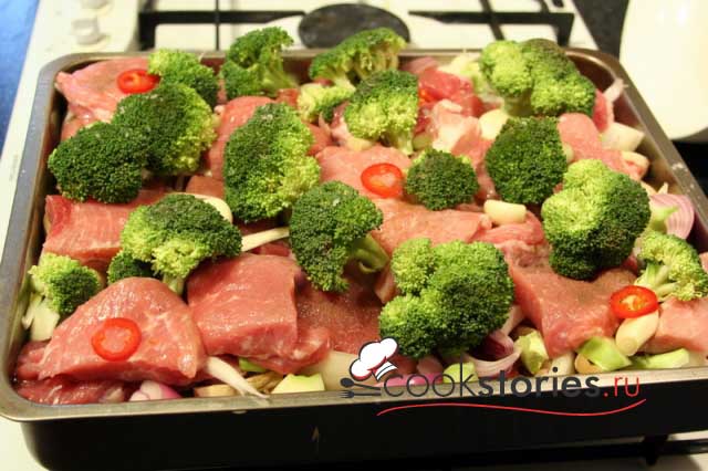 Свинина печёная в духовке с брокколи и грибами
