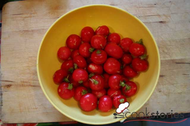 Салат с редиской и горошком