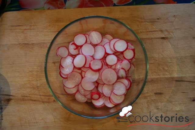 Салат с редиской и горошком