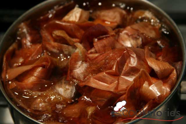 Красим яйца луковой шелухой
