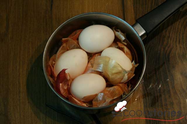 Красим яйца луковой шелухой