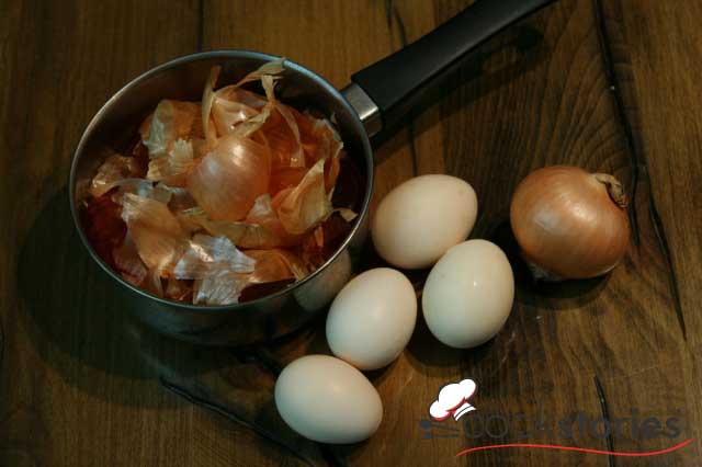 Красим яйца луковой шелухой