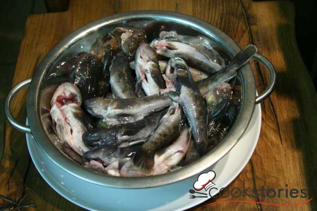 Уха из бычков с помидорами