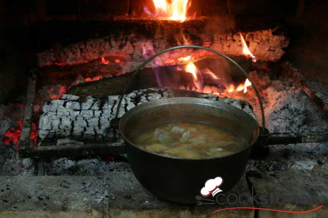 Уха из бычков с помидорами
