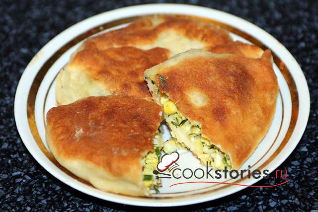 Жареные пирожки с начинкой из лука, яйца картошки и яблок