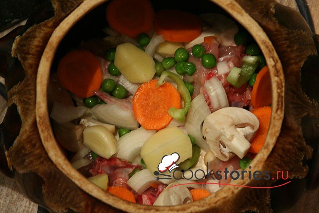 Рецепт курица с грибами и овощами в горшочке с крышкой из теста